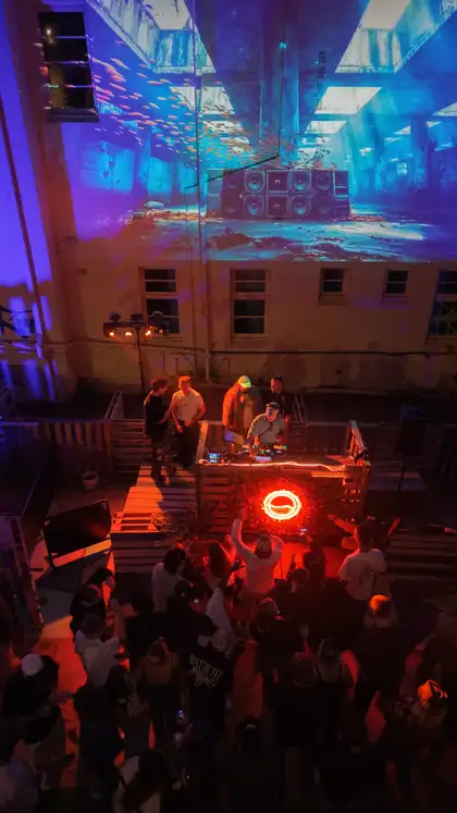 The stage wall at Signal 002, frame 6.